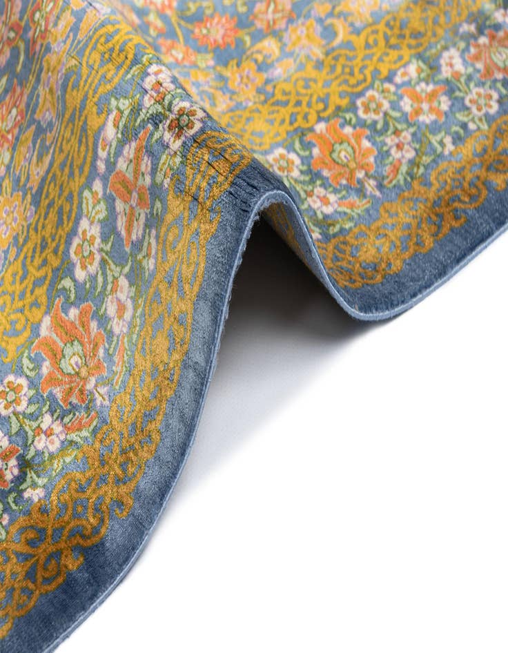 Detail image of  2' 7 x 4' Ghom Silk Rug