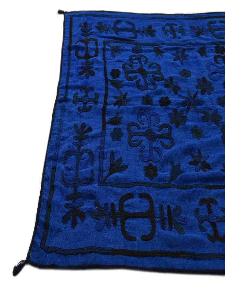 Detail image of  5' 7 x 6' 5  Hand Woven Kilim Suzani Wool Rug