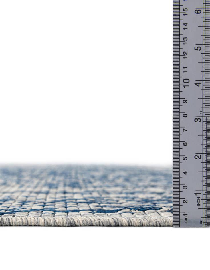 Detail image of  7' 10 x 10'  Washable Traditional Indoor / Outdoor Rug