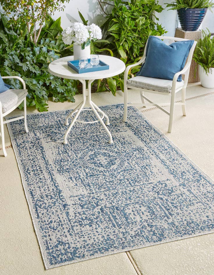 5' 3 x 8'  Washable Traditional Indoor / Outdoor Rug