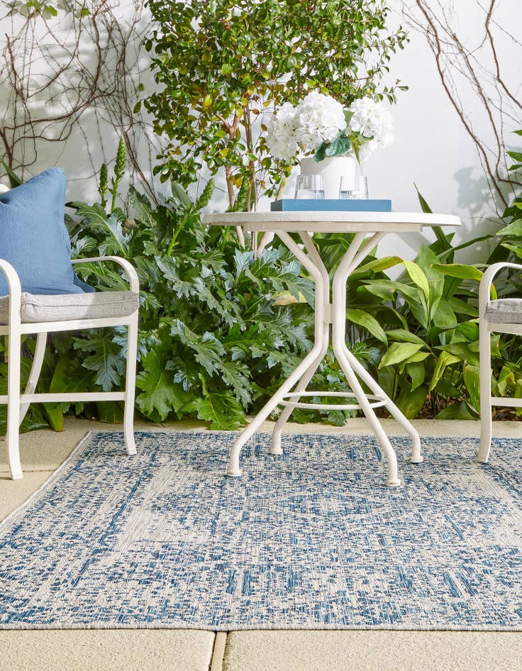 5' 3 x 8'  Washable Traditional Indoor / Outdoor Rug