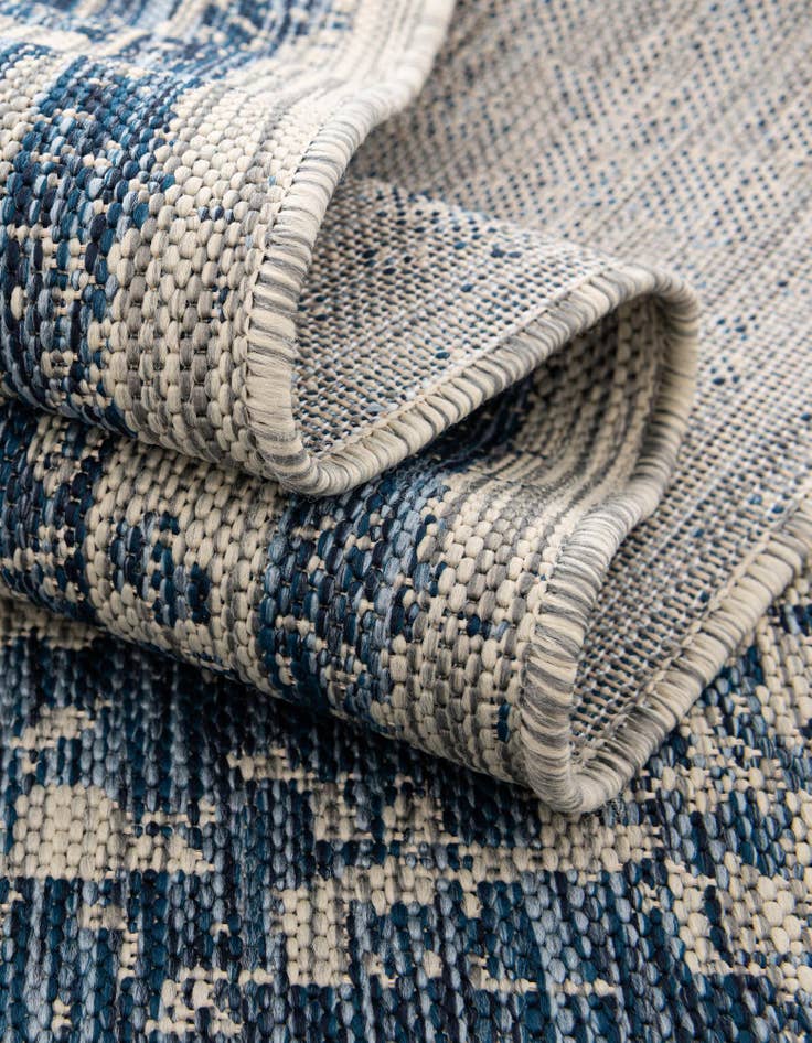 Detail image of  7' 10 x 10'  Washable Traditional Indoor / Outdoor Rug