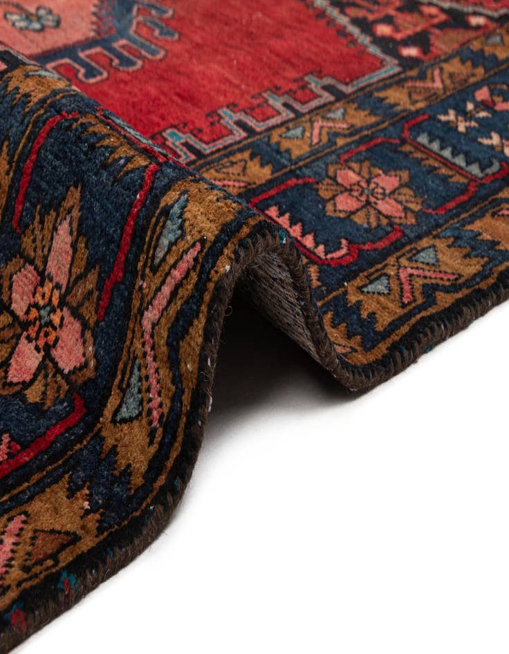 Detail image of  7' x 9' 11 Viss Wool Rug