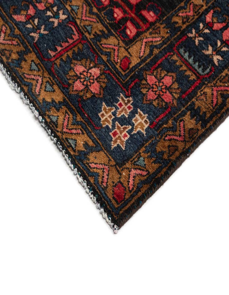 Detail image of  7' x 9' 11 Viss Wool Rug