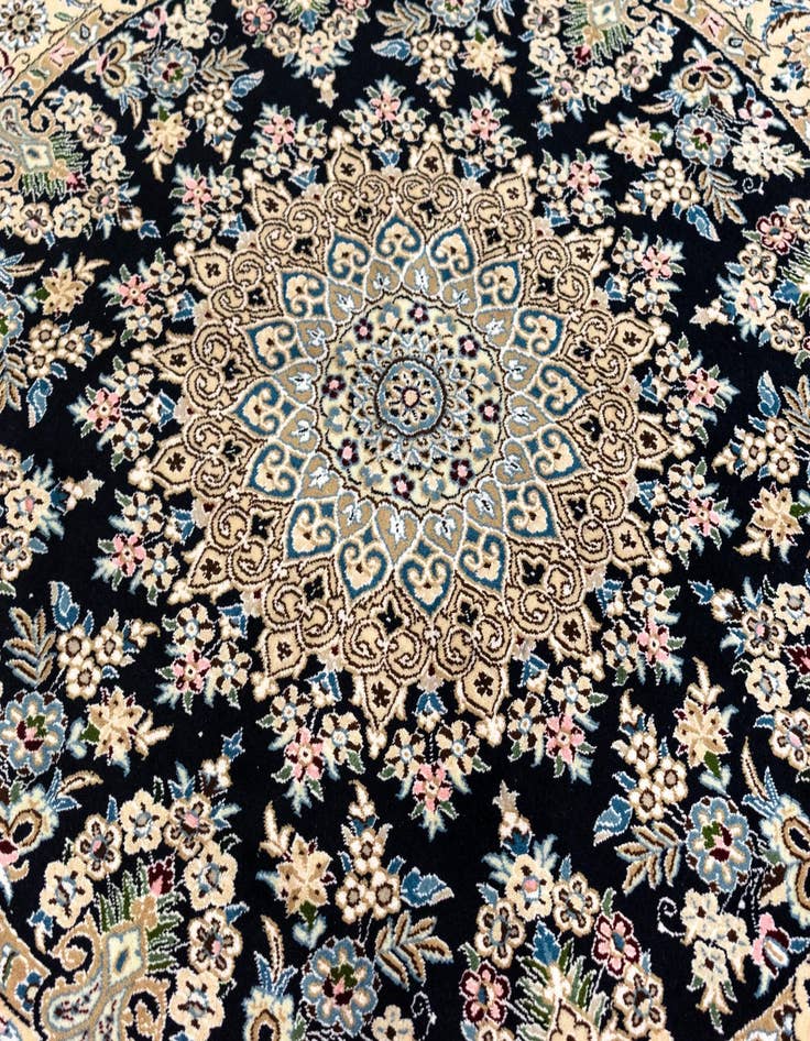 Detail image of  4' 11 x 4' 11 Nain Round Rug