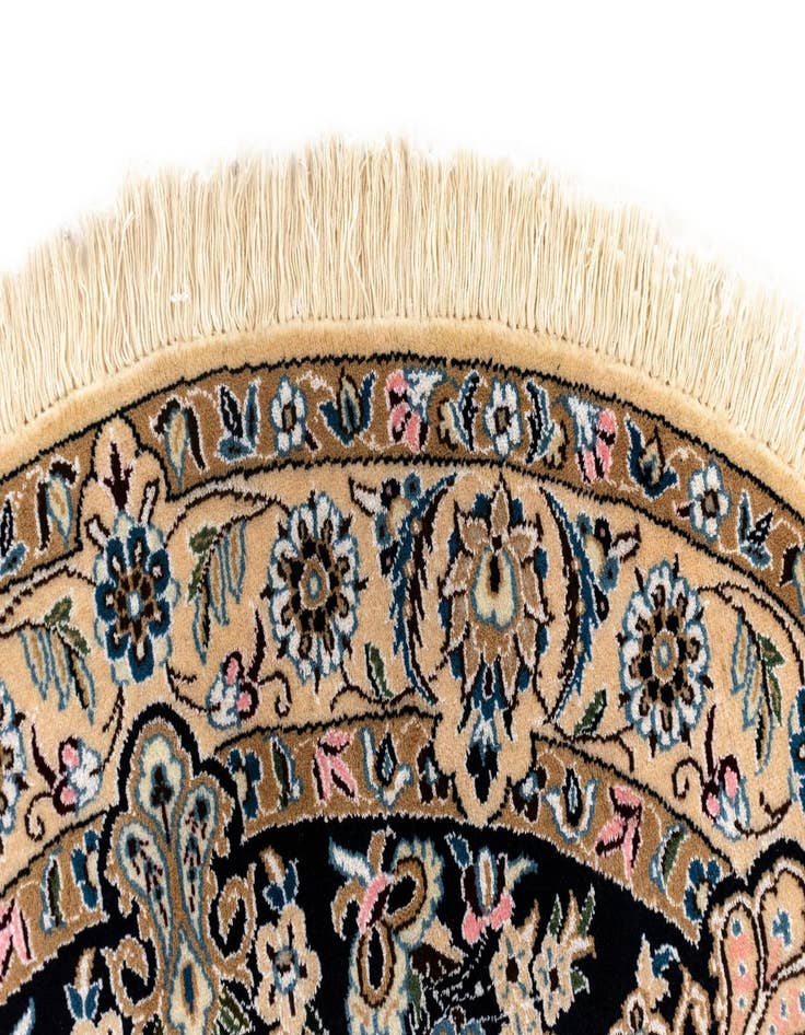 Detail image of  4' 11 x 4' 11 Nain Round Rug