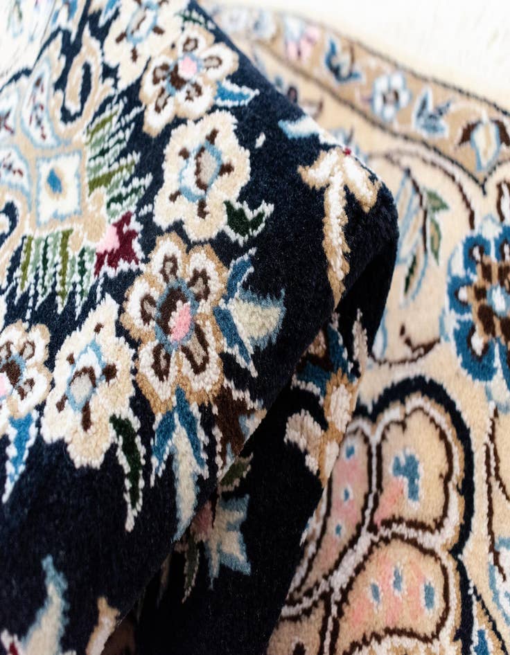 Detail image of  4' 11 x 4' 11 Nain Round Rug