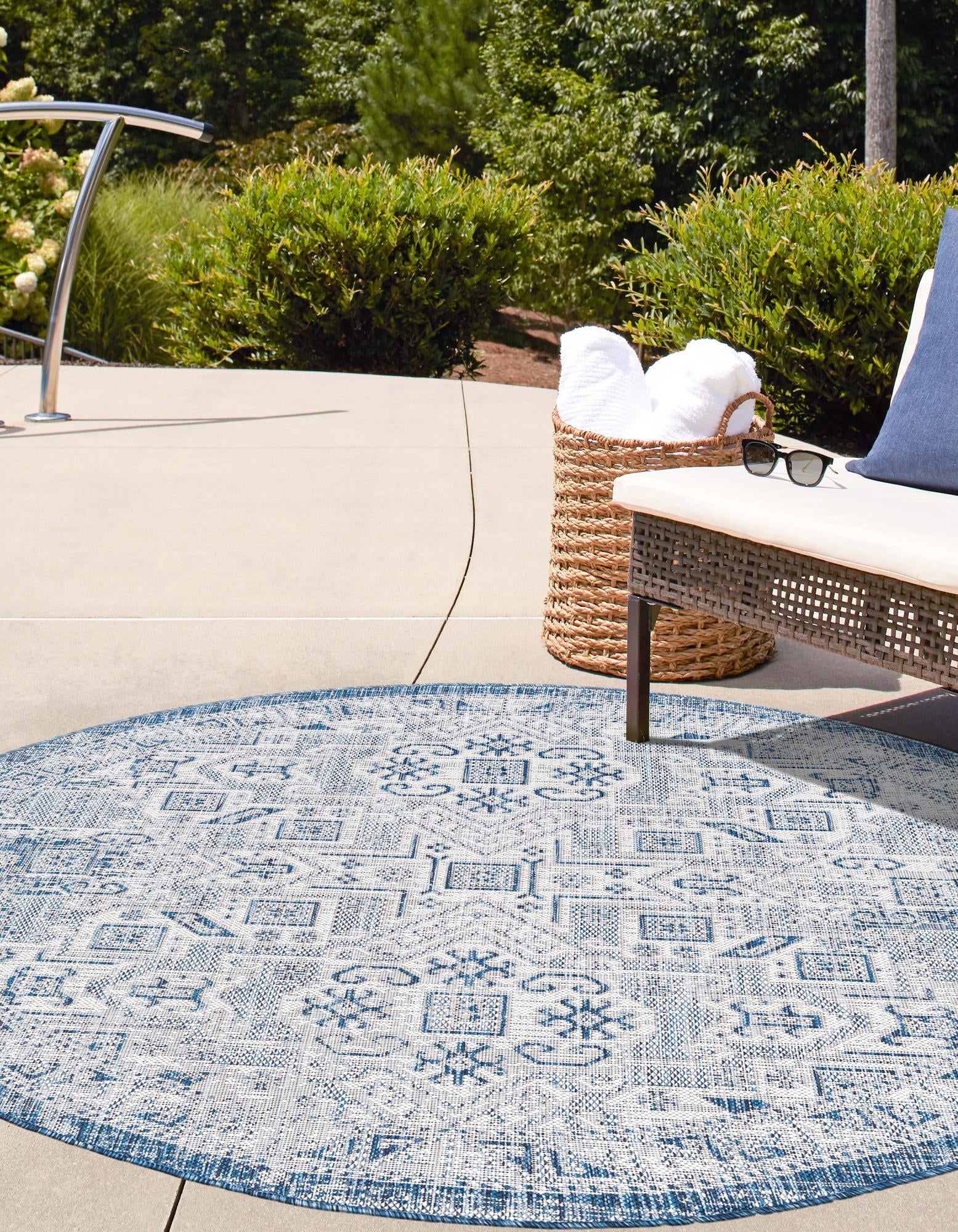 Blue 7' 10 x 7' 10 Aztec Indoor / Outdoor Round Rug | Rugs.com