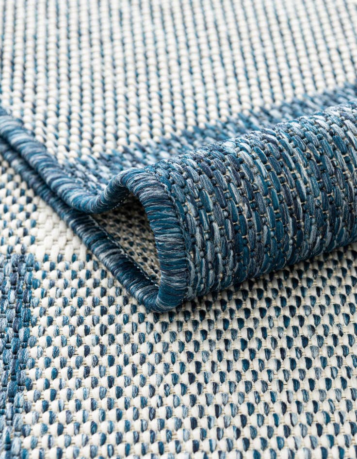 Detail image of  7' 10 x 7' 10  Washable Checkered Indoor / Outdoor Round Rug