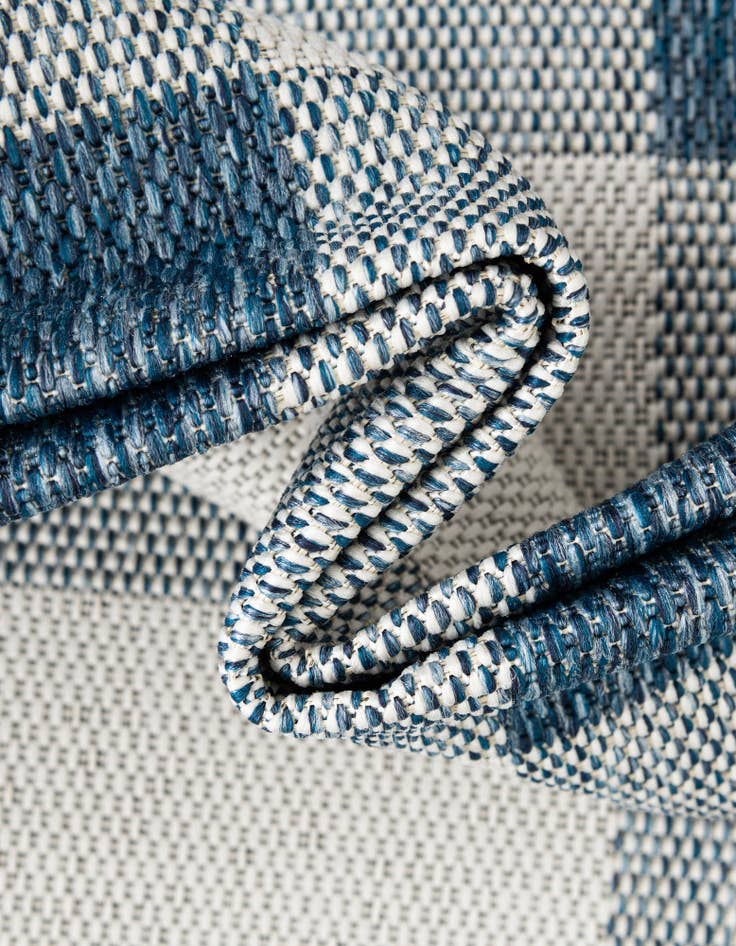 Detail image of  7' 10 x 7' 10  Washable Checkered Indoor / Outdoor Round Rug