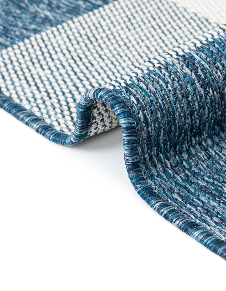 Detail image of  7' 10 x 7' 10  Washable Checkered Indoor / Outdoor Round Rug