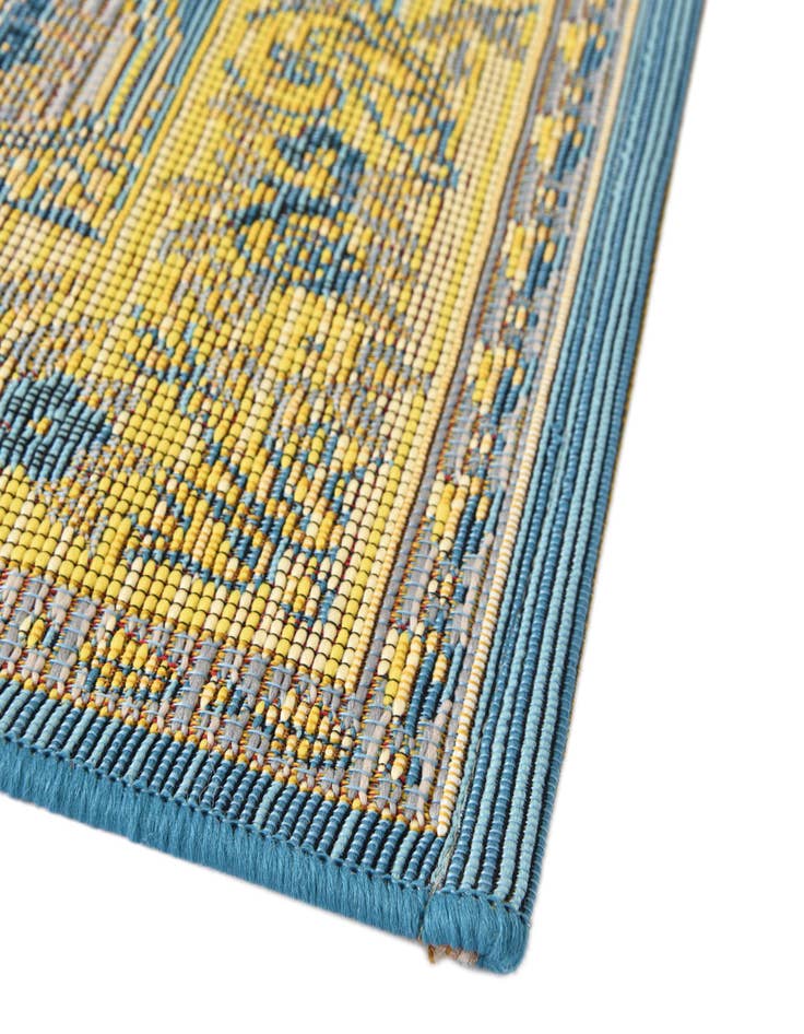 Detail image of  7' 10 x 7' 10  Washable Traditional Indoor / Outdoor Round Rug