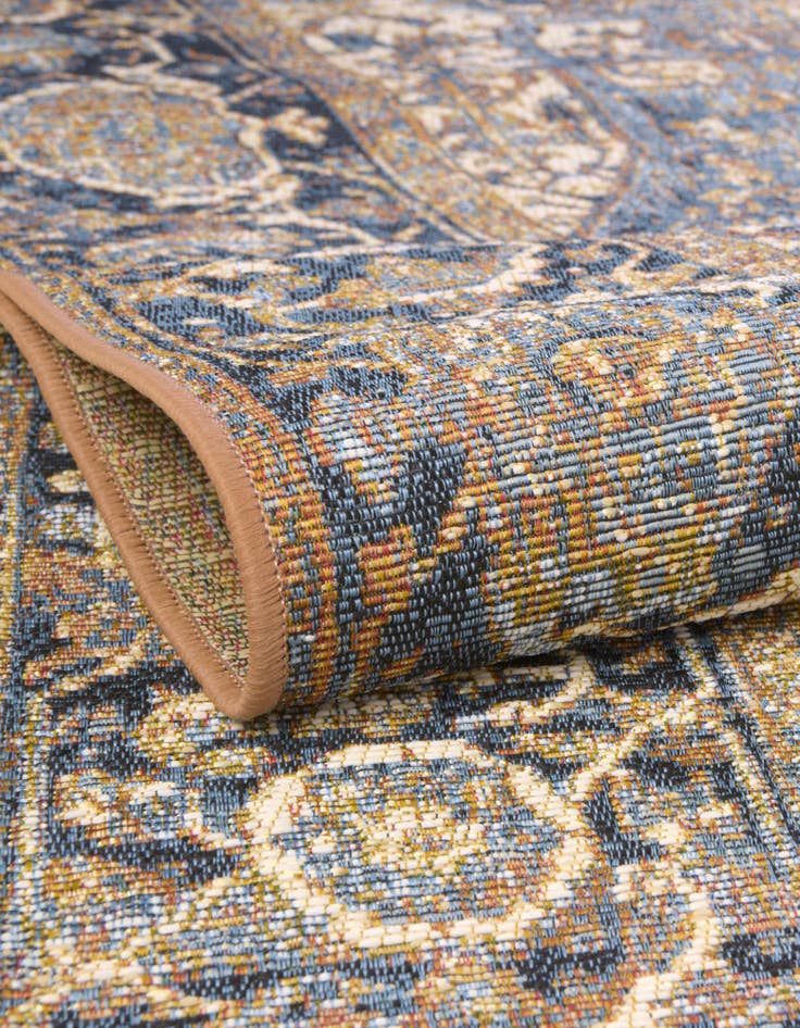 Detail image of  7' 10 x 7' 10  Washable Traditional Indoor / Outdoor Round Rug