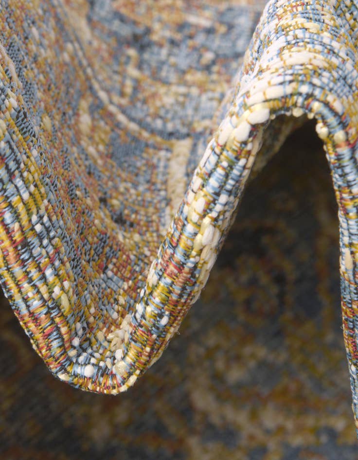 Detail image of  7' 10 x 7' 10  Washable Traditional Indoor / Outdoor Round Rug