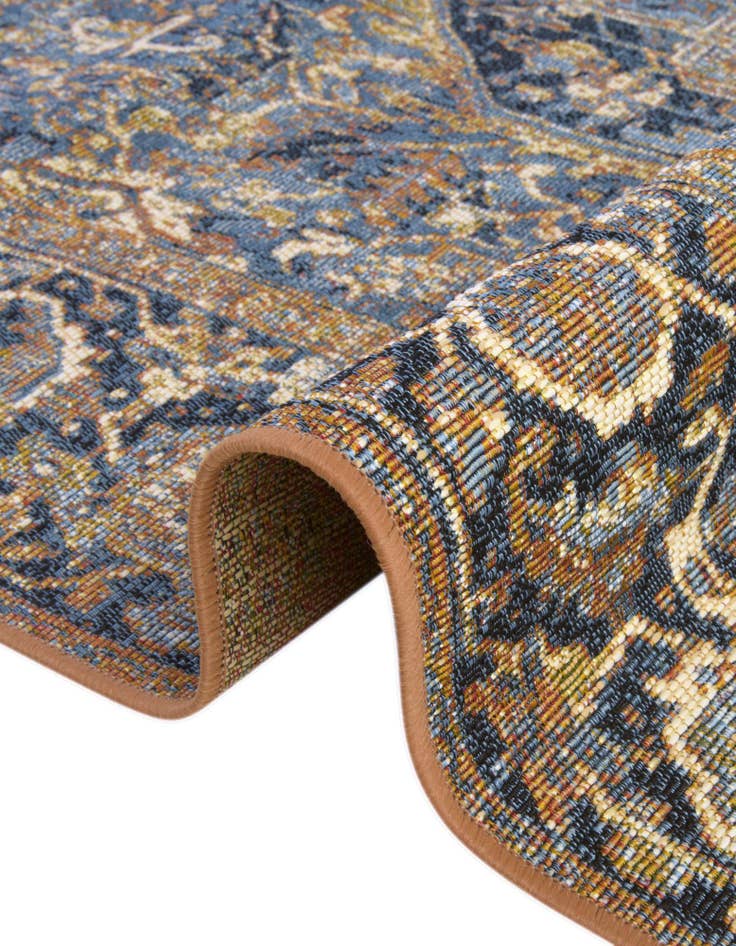 Detail image of  7' 10 x 7' 10  Washable Traditional Indoor / Outdoor Round Rug