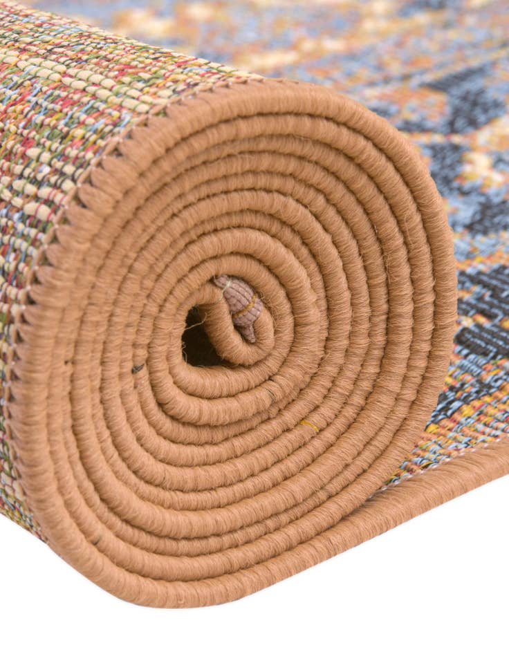 Detail image of  7' 10 x 7' 10  Washable Traditional Indoor / Outdoor Round Rug