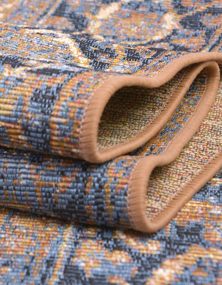 Detail image of  7' 10 x 7' 10  Washable Traditional Indoor / Outdoor Round Rug