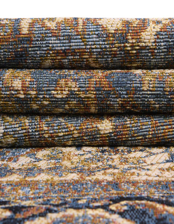 Detail image of  7' 10 x 7' 10  Washable Traditional Indoor / Outdoor Round Rug