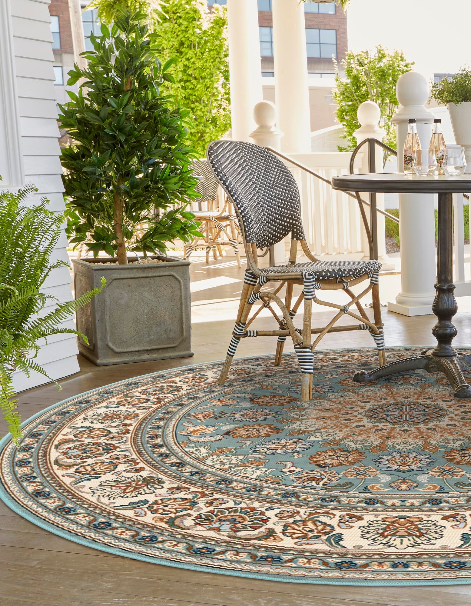 Blue 7' 10 x 7' 10 Traditional Indoor / Outdoor Round Rug | Rugs.com