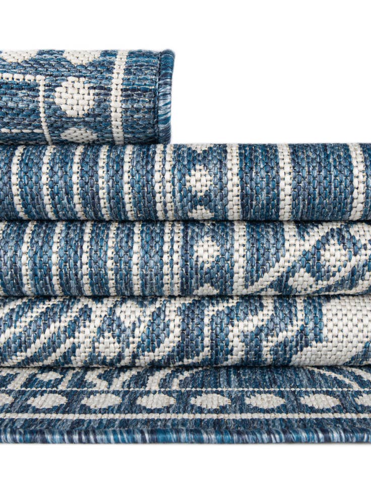 Detail image of  3' x 3'  Washable Traditional Indoor / Outdoor Round Rug