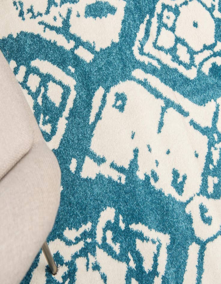 Detail image of  8' x 8' Veneto Round Rug