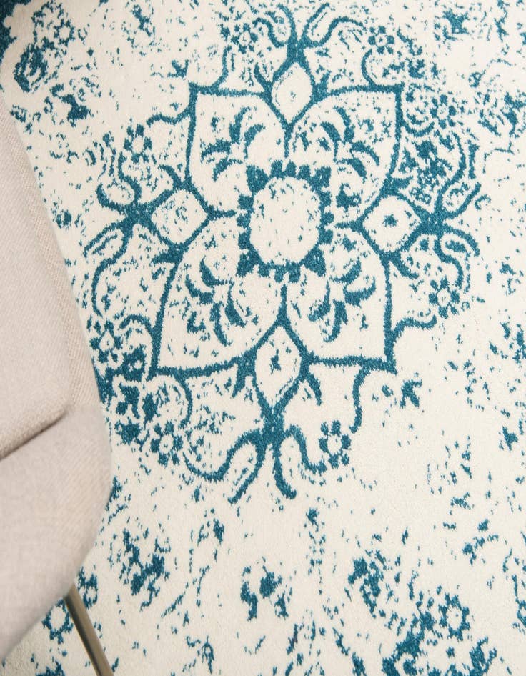 Detail image of  3' 3 x 3' 3 Veneto Round Rug