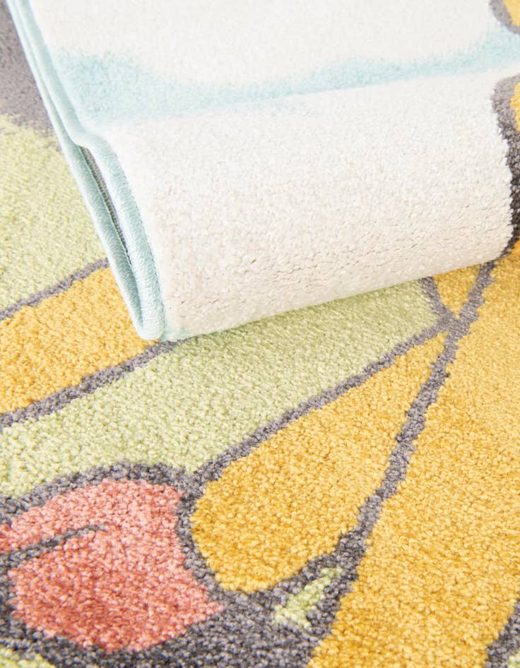 Detail image of  7' 10 x 7' 10 Giraffe Whimsy Kids Round Rug