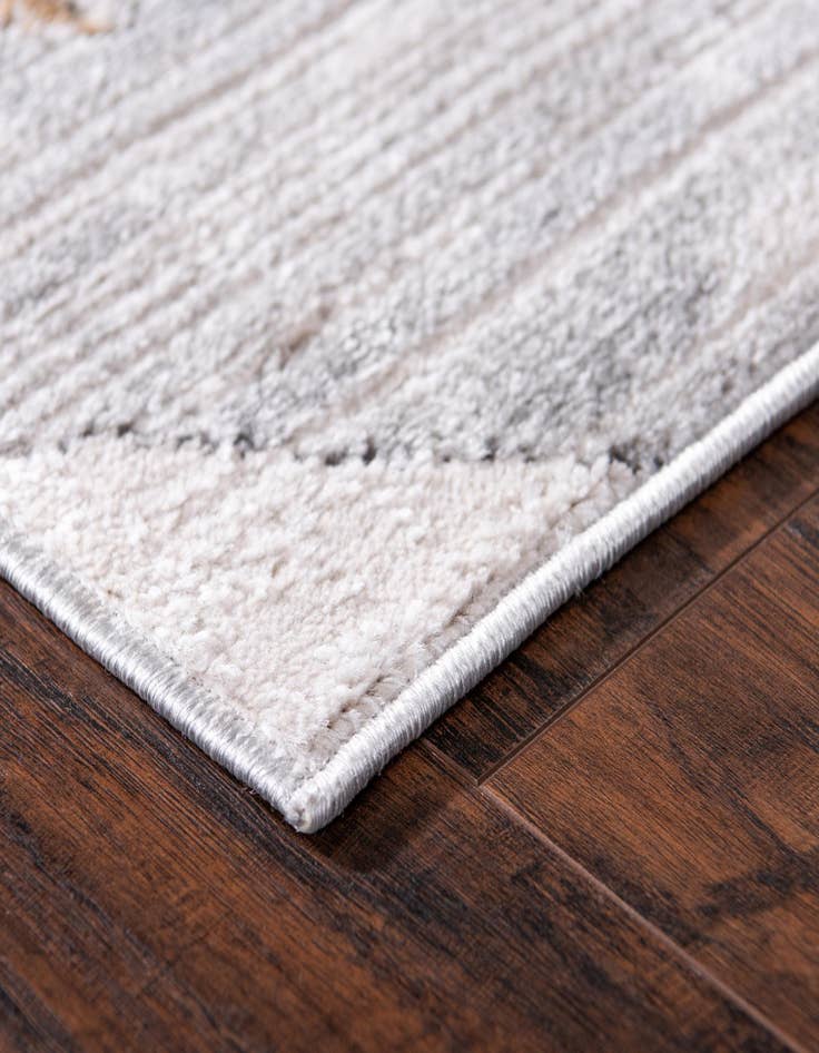 Detail image of  2' 2 x 6' Leipzig Runner Rug