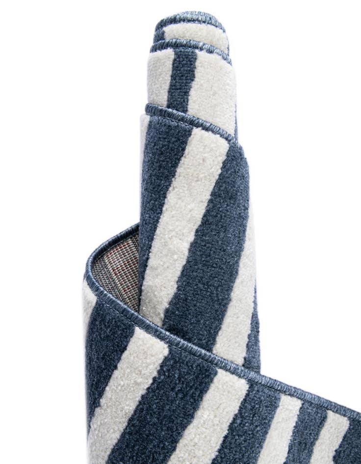 Detail image of  7' 10 x 7' 10 Oslo Square Rug