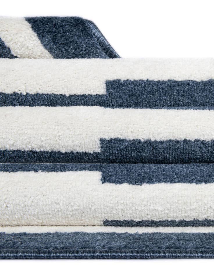 Detail image of  7' 10 x 7' 10 Oslo Square Rug