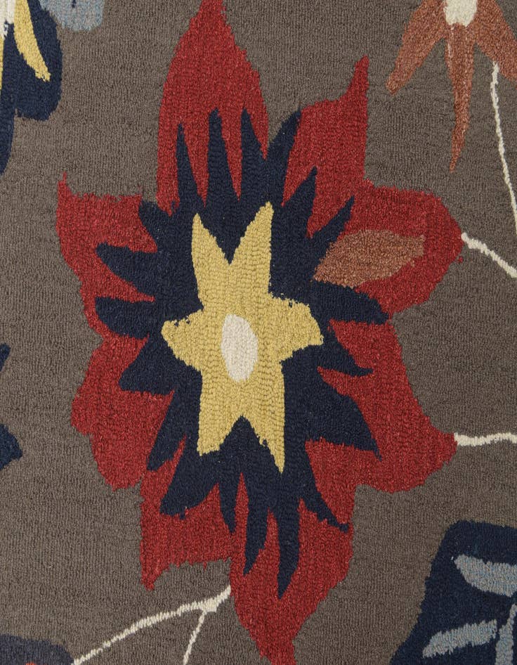 Detail image of  5' 1 x 8' Agra Wool Rug