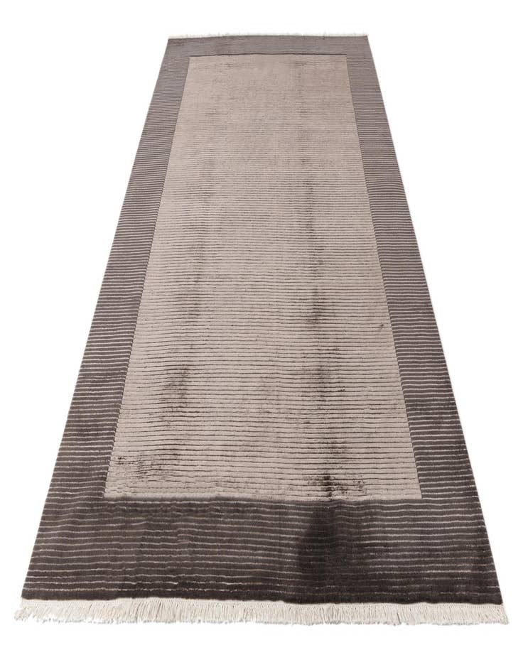 Detail image of  6' 6 x 9' 10  Hand Knotted Darya Wool Rug