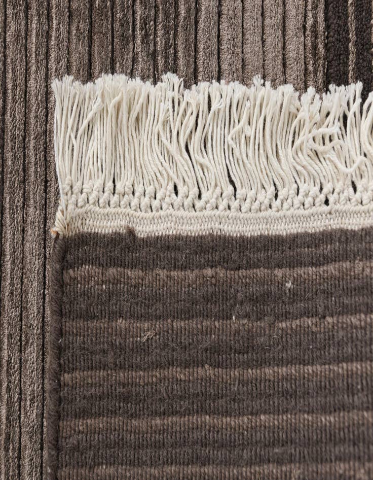 Detail image of  6' 6 x 9' 10  Hand Knotted Darya Wool Rug