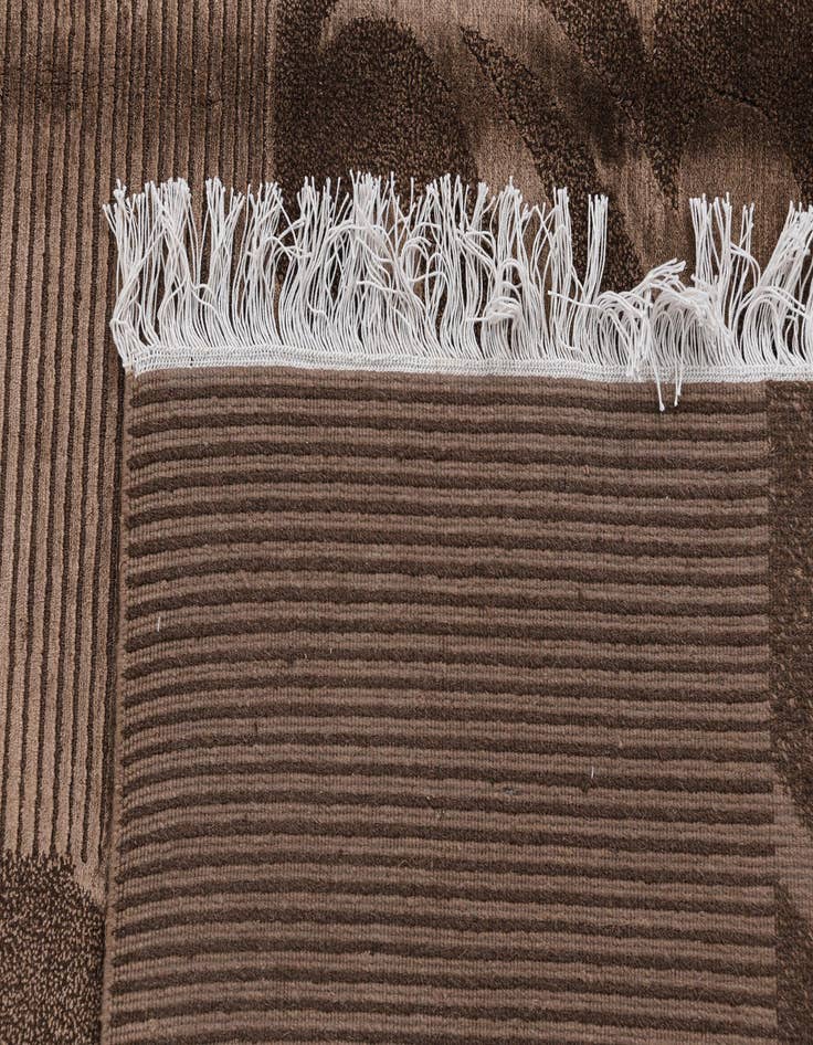 Detail image of  5' 8 x 8' Darya Rug