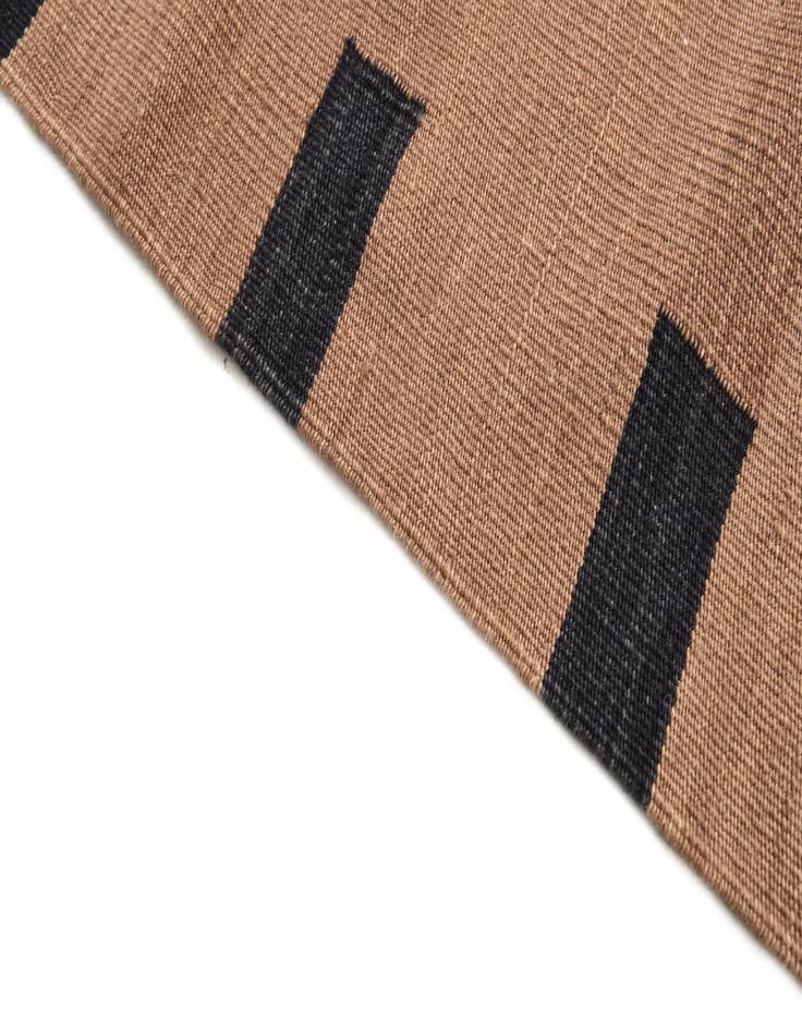 Detail image of  4' 2 x 5' 6  Hand Woven Kilim Modern Wool Rug