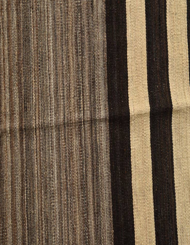 Detail image of  4' 1 x 5' 10  Hand Woven Kilim Modern Wool Rug
