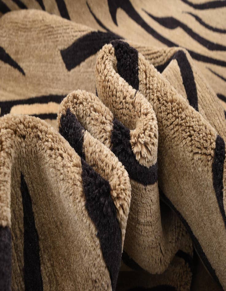 Detail image of  8' 2 x 9' 10  Hand Knotted Modern Roots Rug