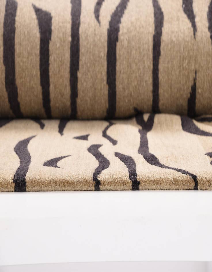 Detail image of  8' 2 x 9' 10  Hand Knotted Modern Roots Rug