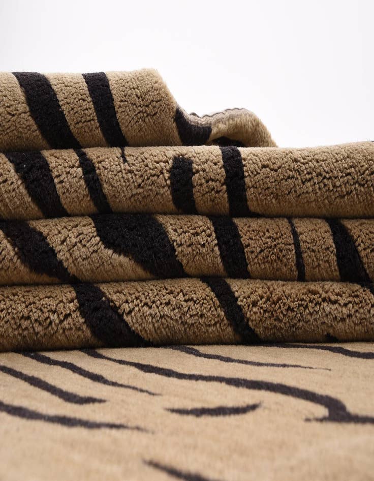 Detail image of  8' 2 x 9' 10  Hand Knotted Modern Roots Rug