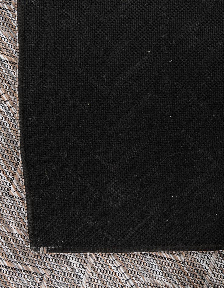 Detail image of  5' 3 x 8'  Washable Modern Indoor / Outdoor Rug