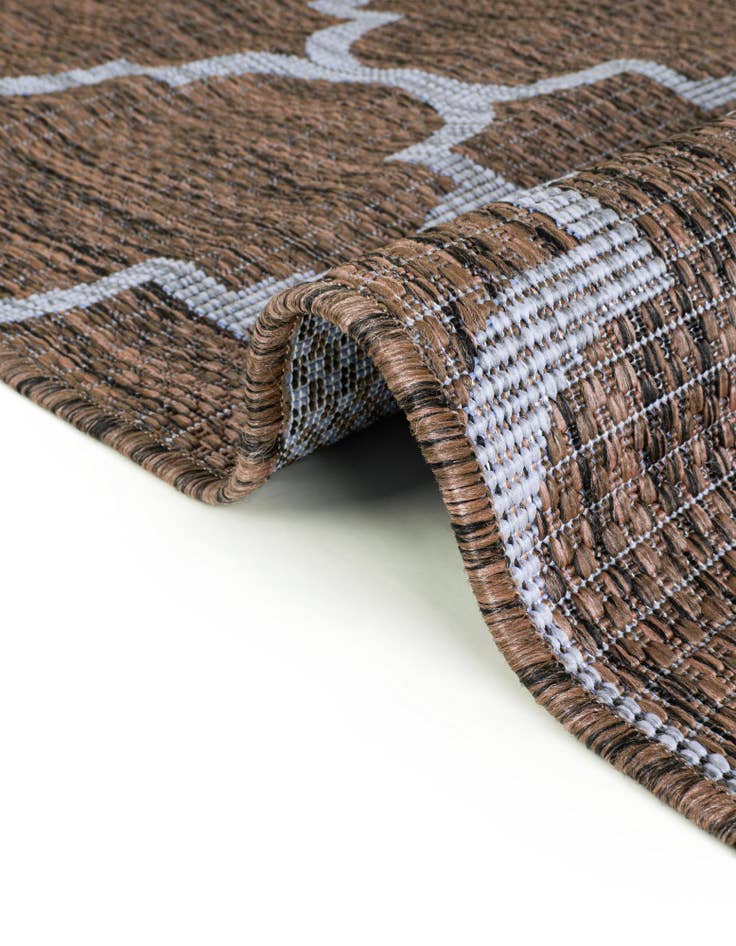 Detail image of  10' 8 x 10' 8  Washable Lattice Indoor / Outdoor Round Rug