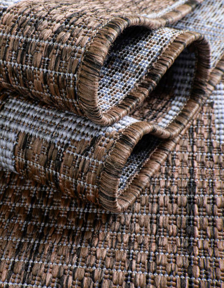 Detail image of  10' 8 x 10' 8  Washable Lattice Indoor / Outdoor Round Rug