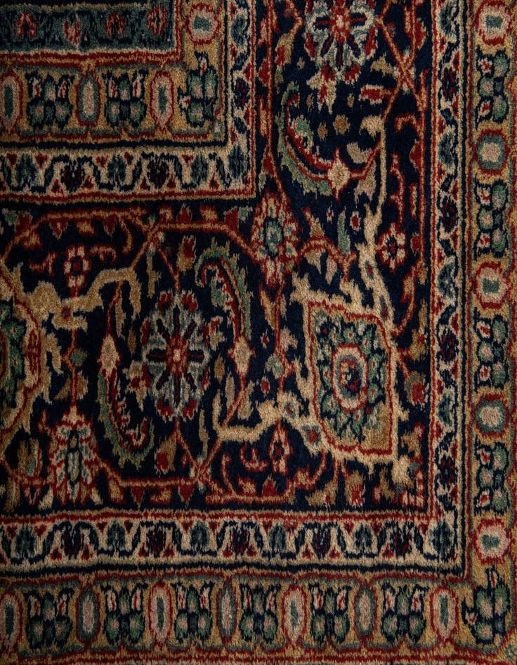 Detail image of  6' 9 x 8' 10 Farahan Wool Rug