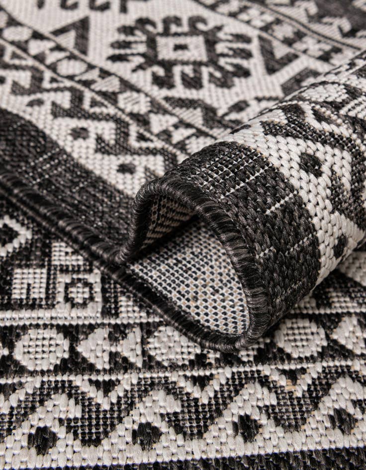 Detail image of  7' 10 x 7' 10  Washable Aztec Indoor / Outdoor Octagon Rug