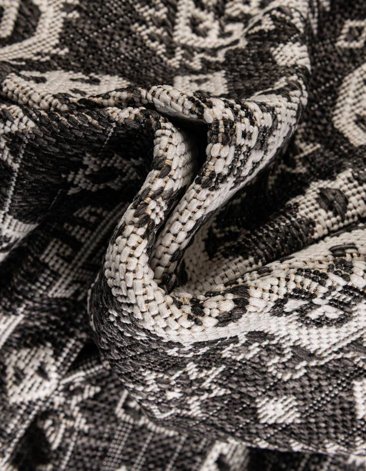 Detail image of  7' 10 x 7' 10  Washable Aztec Indoor / Outdoor Octagon Rug