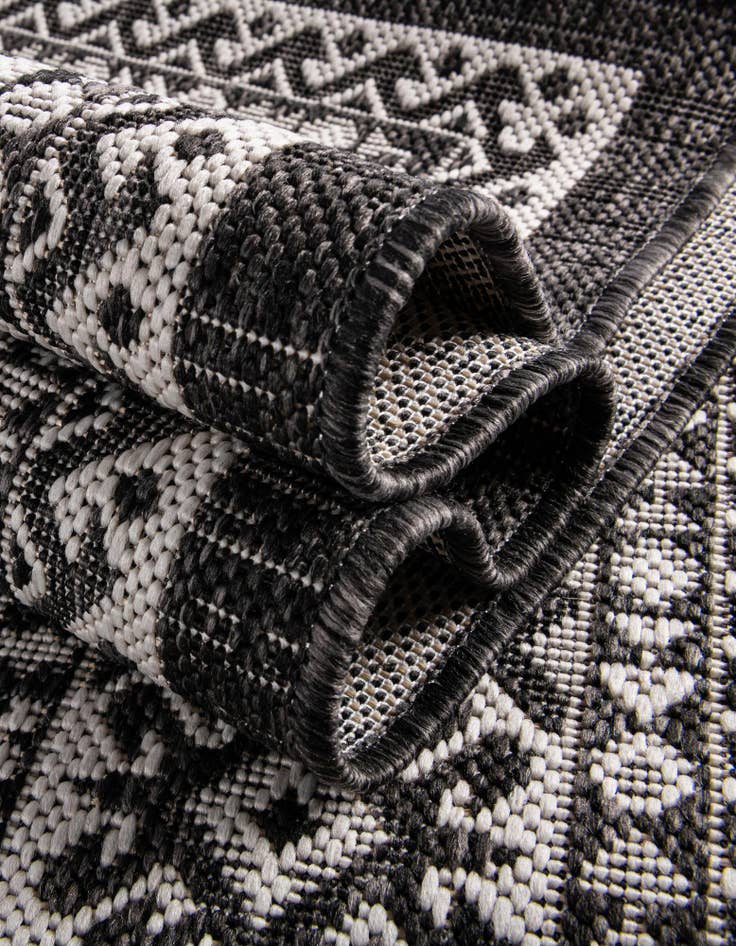 Detail image of  7' 10 x 7' 10  Washable Aztec Indoor / Outdoor Octagon Rug