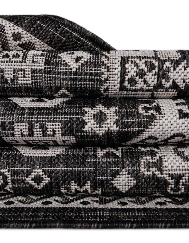 Detail image of  7' 10 x 7' 10  Washable Aztec Indoor / Outdoor Octagon Rug