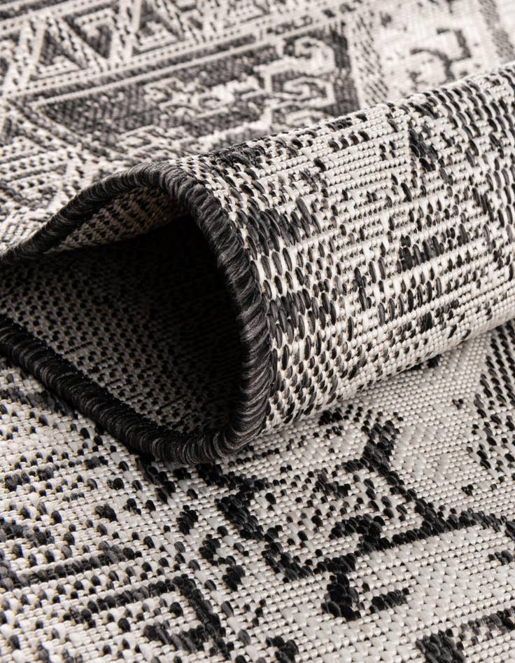 Detail image of  7' 10 x 10'  Washable Aztec Indoor / Outdoor Oval Rug