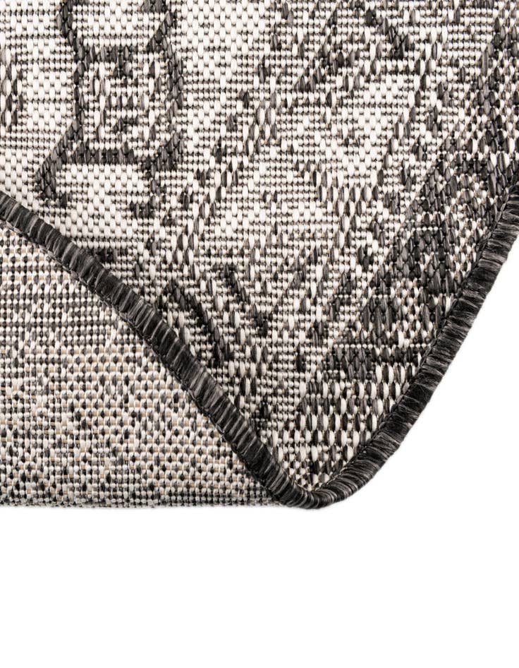 Detail image of  7' 10 x 10'  Washable Aztec Indoor / Outdoor Oval Rug