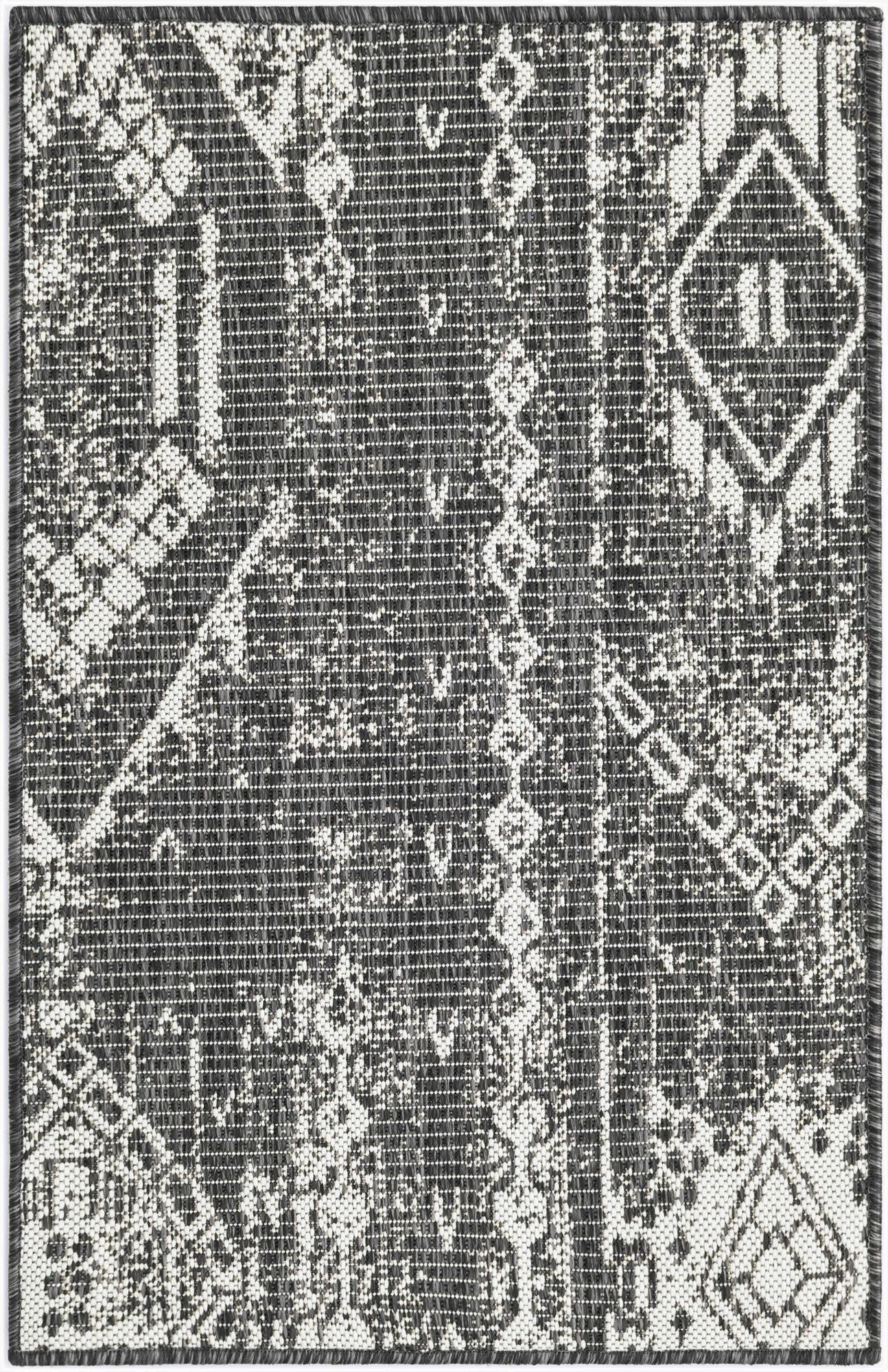  2' x 3'  Washable Bohemian Indoor / Outdoor Rug